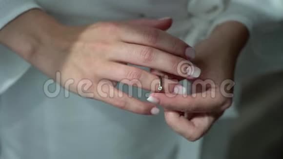 年轻女子戴着带有钻石的手指首饰戒指豪华昂贵的求婚戒指婚礼当天新娘视频的预览图