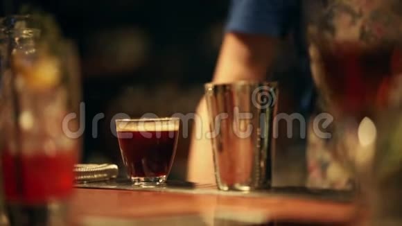 酒保在工作混合一种浓缩咖啡为基础的鸡尾酒站在柜台上的埃斯佩索波菲视频的预览图