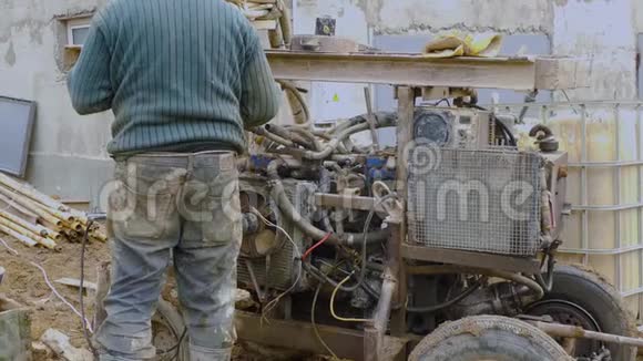 工人焊接修补脏钻机视频的预览图