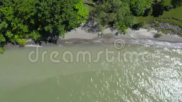 4k湖浪航拍视频的预览图