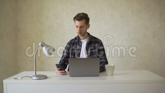 英俊的自由职业者商人在家勤勉地工作在笔记本电脑上在键盘上打字并在上面搜索新工作的人视频的预览图