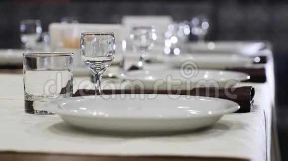 表格设置餐厅喜庆餐桌上的盘子玻璃杯和玻璃杯视频的预览图