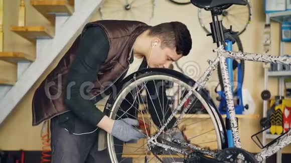 有经验的军人在工作场所维修车辆时正在组装自行车调整后轮专业人员视频的预览图