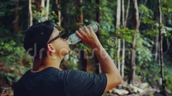 在炎热的热带森林购买饮用水的人视频的预览图
