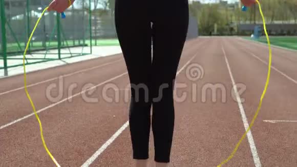 女子跳绳运动的完美镜头视频的预览图