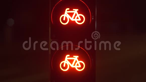 路信号灯警示自行车运动视频的预览图