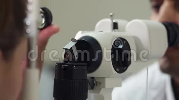 女性病人进行眼部生物显微镜检查特写视频的预览图