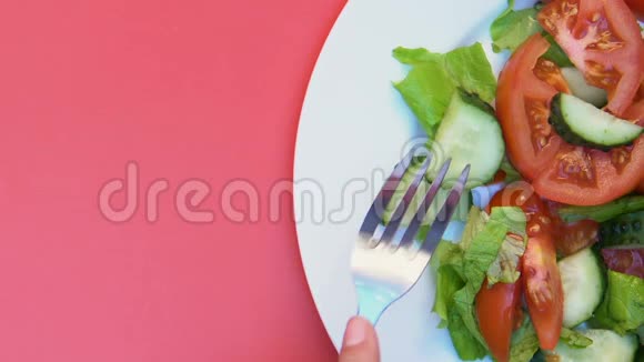 从盘子里拿出一块黄瓜配上新鲜蔬菜沙拉视频的预览图