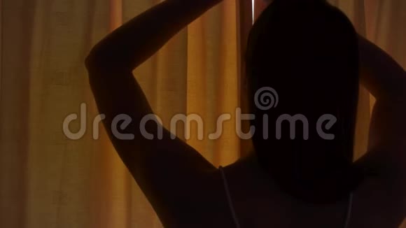女性剪影打开窗帘从露台欣赏海景女旅行者看码头视频的预览图