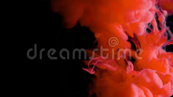实拍红漆滴在水中慢动作反转墨水在水下旋转孤立的墨云碰撞视频的预览图