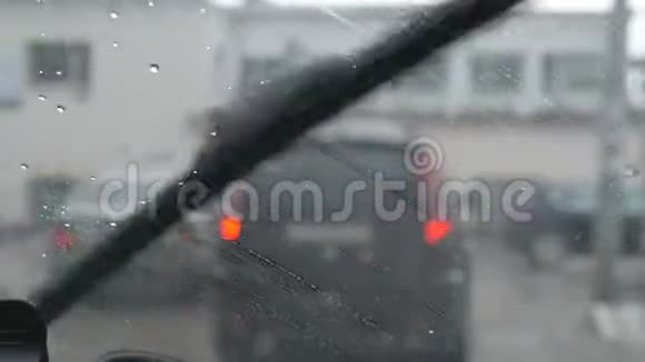 汽车雨刷擦去挡风玻璃上的雨水从汽车的挡风玻璃看视频的预览图