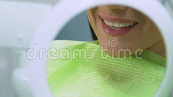 女人照镜子的牙齿良好的效果优质的牙科服务视频的预览图