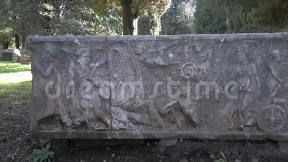 古罗马石棺的近景视频的预览图