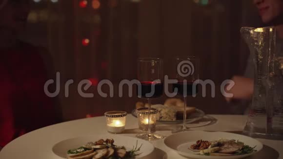 年轻的情侣在家吃浪漫晚餐视频的预览图