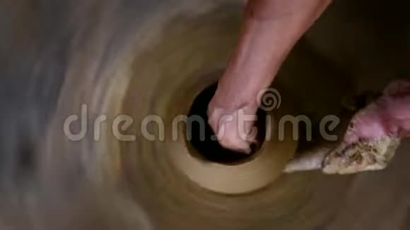 上图女陶工亲手做陶罐颈视频的预览图