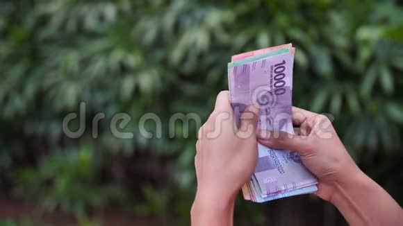 这个女孩靠印度尼西亚的钱赚钱印度尼西亚卢比视频的预览图
