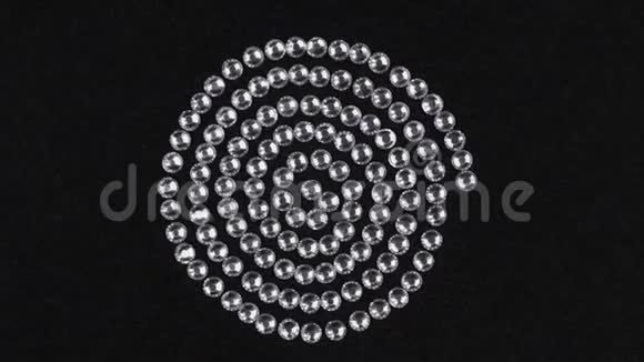 旋转由银色莱茵石制成的螺旋生命力量的象征上景视频的预览图