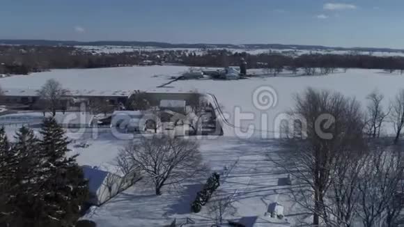 上午雪在阿米什乡的空中景色视频的预览图