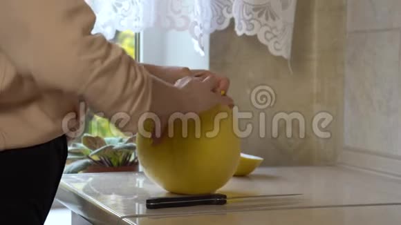 女孩手清洁柚子4K视频的预览图