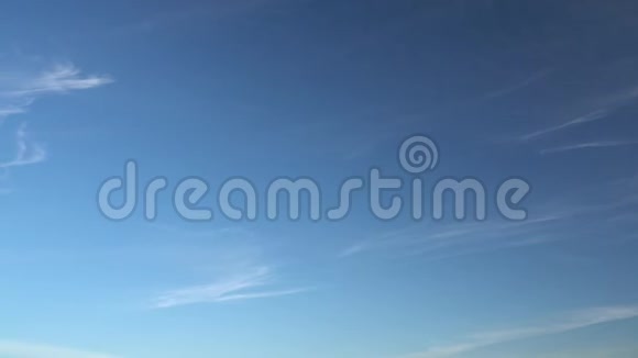 只有夏天的蓝天有着快速移动的轻薄卷云全高清延时镜头视频的预览图
