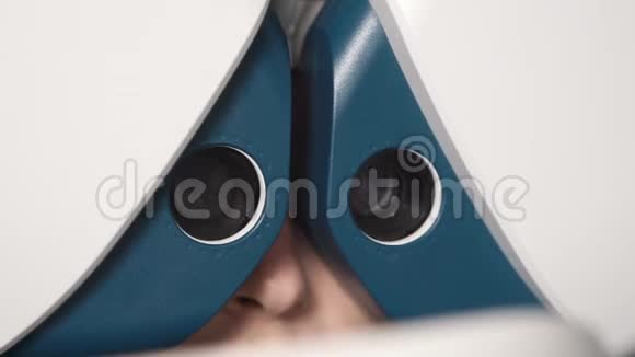 近镜头的装置这被称为一个假手病人穿着眼睛视频的预览图