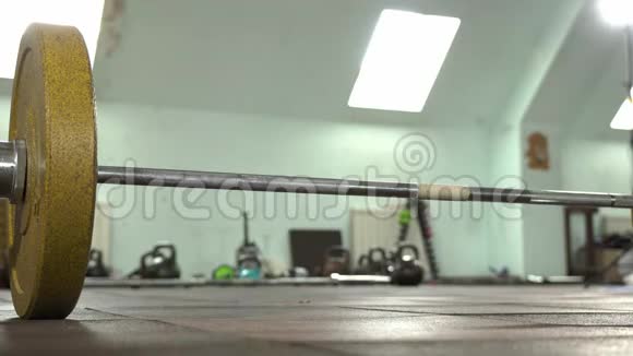 在健身房锻炼时芭比娃娃站在地板上视频的预览图