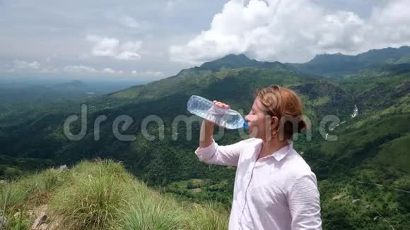 女徒步旅行者喜欢喝冷水视频的预览图