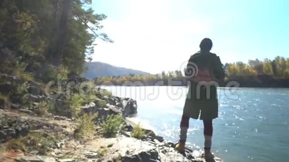 山河畔的女旅人视频的预览图