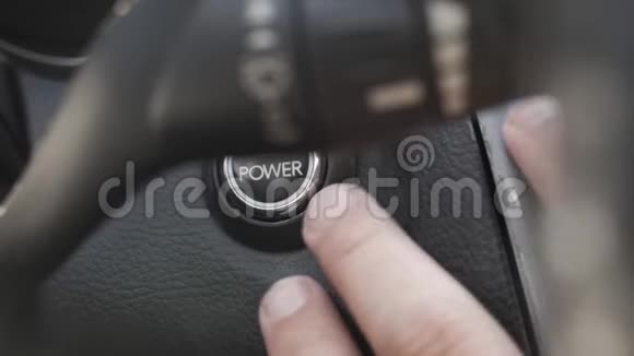 启动汽车引擎手指按下按钮启动汽车发动机视频的预览图