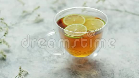 杯子里有柠檬的茶视频的预览图