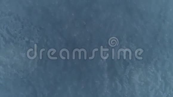 无尽冰冰冻水河流海洋的垂直空中拍摄视频的预览图