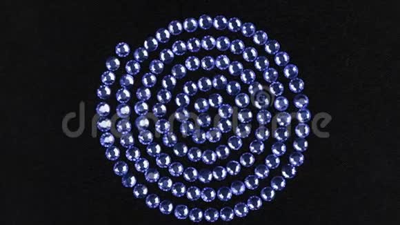 旋转由蓝色莱茵石制成的螺旋生命力量的象征上景视频的预览图