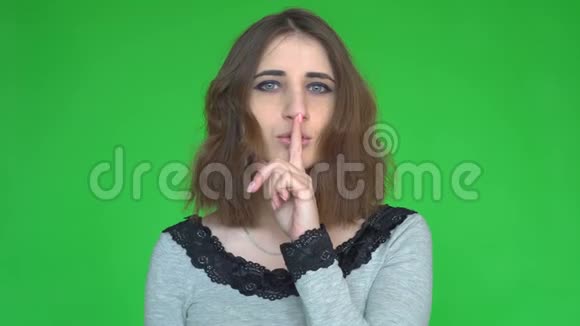 安静求你了年轻女子用食指举在嘴唇上的肖像显示安静的标志视频的预览图