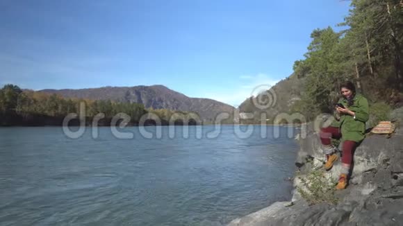 山河畔的女旅人视频的预览图