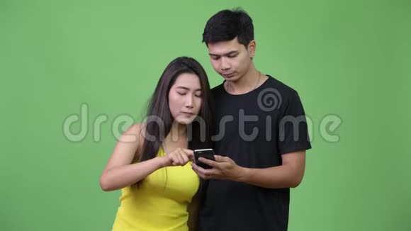 年轻的亚洲夫妇用电话和坏消息聚在一起视频的预览图