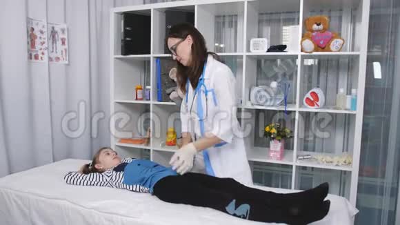医生在一间医疗办公室里触诊一位年轻病人的腹部视频的预览图