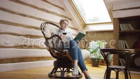 女人在椅子上看书喝酒视频的预览图