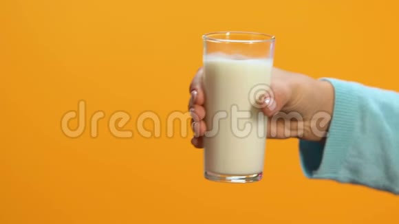 拒绝饮用人提供的牛奶过敏和乳糖不耐症的女士视频的预览图