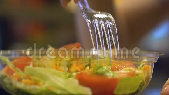 特写女性手拿一块西红柿和叉子健康饮食午餐视频的预览图