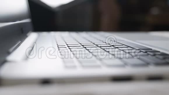 女孩来到床上坐在床上在笔记本电脑上打印一条信息在社交网络中交流视频的预览图