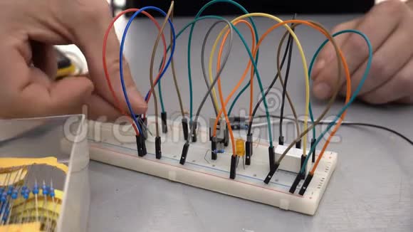 制造商学生或电子工程师在面包板上开发电子电路原型视频的预览图