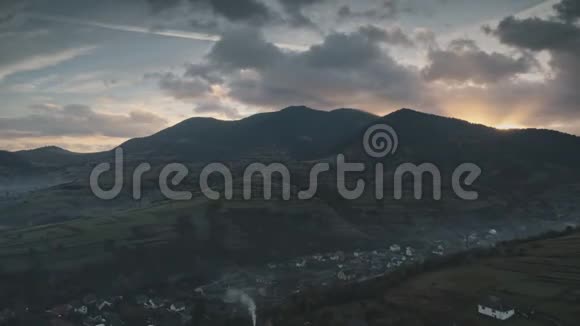 在森林山上有一个美丽的山村房子视频的预览图