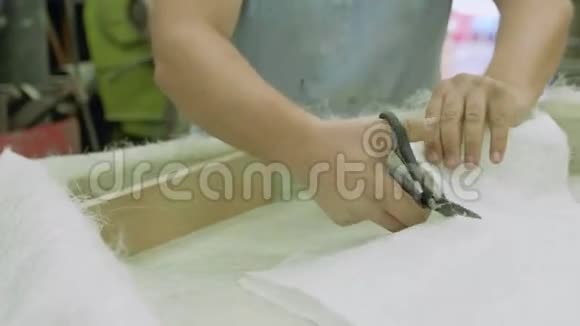 人类的手谁切割白色合成材料以增强木制楔形近景视频的预览图