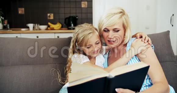 妈妈给女儿读书视频的预览图