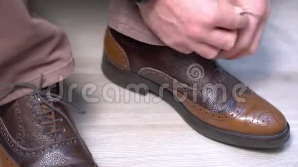 男人绑鞋新娘女孩把他的鞋绑在黑白两色一个未来的丈夫通过把视频的预览图