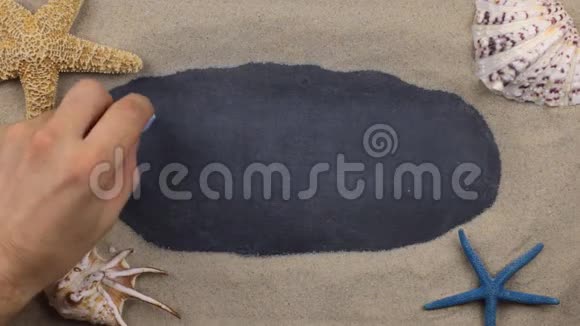 用粉笔在贝壳和星星中书写的单词BRAZIL上景视频的预览图