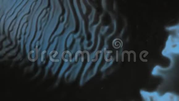 一阵阵风和一阵阵黑色的油漆在蓝色的背景上视频的预览图