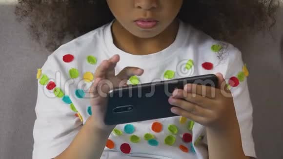 集中儿童敲击手机屏幕对现代技术感兴趣视频的预览图