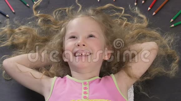 可爱的小女孩长着漂亮的长发笑个不停视频的预览图