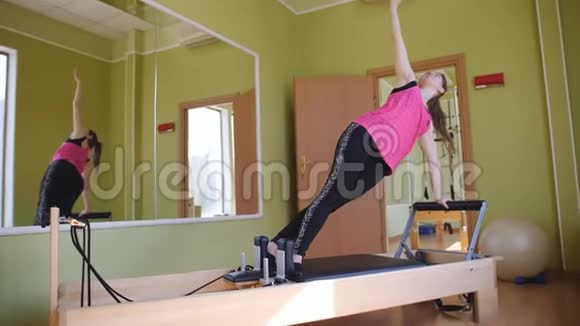 女性在健身房锻炼以恢复身体普拉提的健康视频的预览图